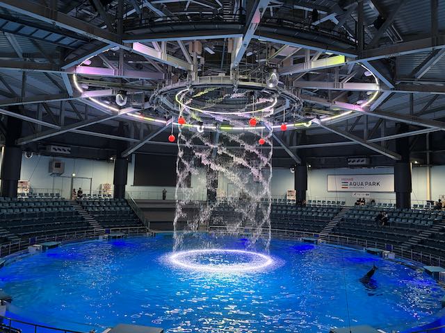 ウォーターカーテンコールで光に照らされる水のカーテン