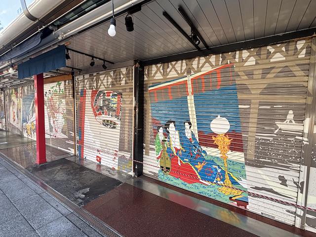 仲見世通りのシャッターに描かれた江戸の風景