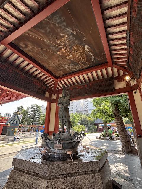 浅草寺のお水舎の墨絵の龍と龍神像