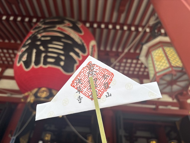 雷門を背景にした四万六千日限定の雷除札