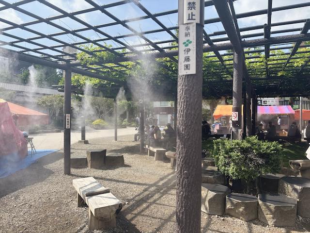 浅草寺境内のミスト付き休憩スペース