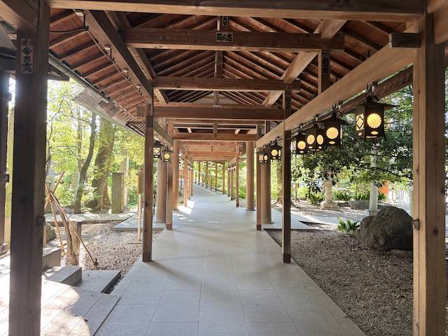 灯籠が灯る川越氷川神社の回廊