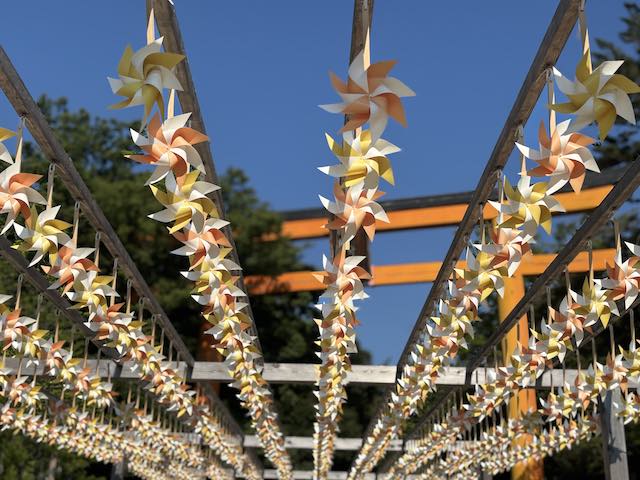 川越氷川神社の大鳥居そばに飾られた色とりどりの風ぐるま