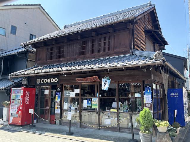 川越の鐘つき通りに建ち並ぶレトロな商店