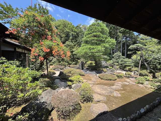 渡り廊下から眺める喜多院の紅葉山庭園