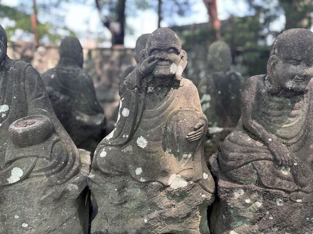 喜多院五百羅漢の鼻をほじる石像