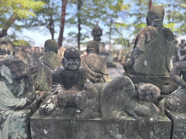 喜多院五百羅漢の腰を揉んでもらう石像