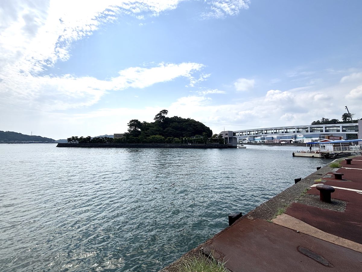 鳥羽湾越しに望むミキモト真珠島とパールブリッジ