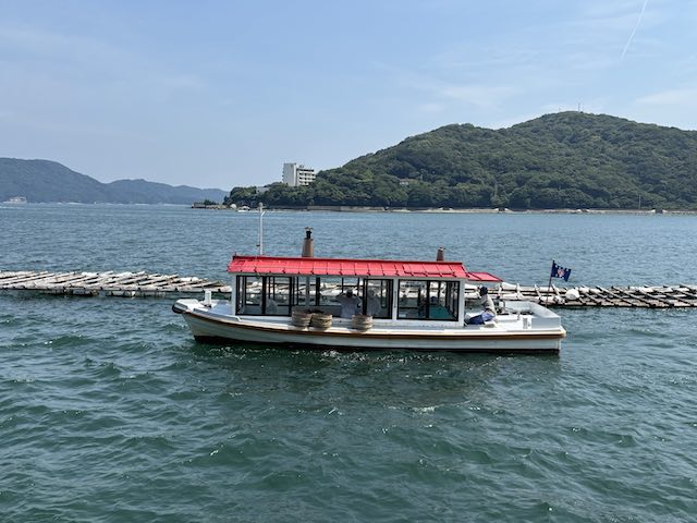海女の実演に向かう白い磯着姿の海女船