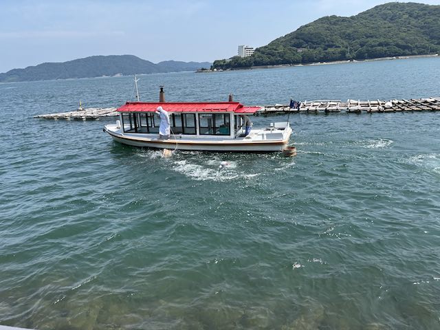 ミキモト真珠島の海女の実演で海へ飛び込む直前の海女さん