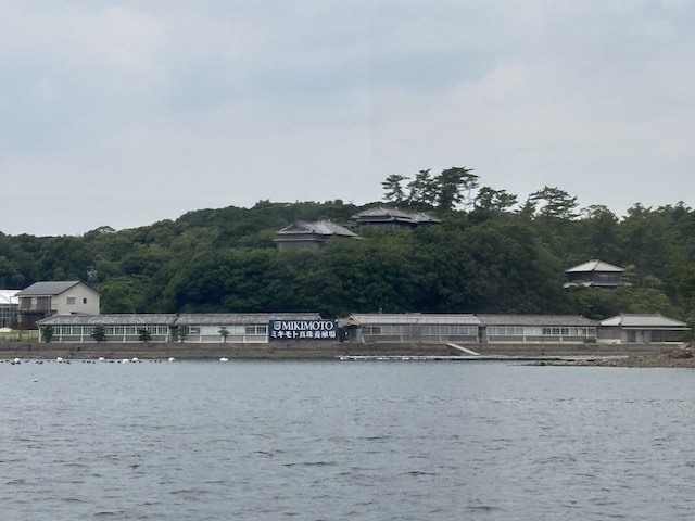 船上から見たミキモト真珠養殖場と真寿閣