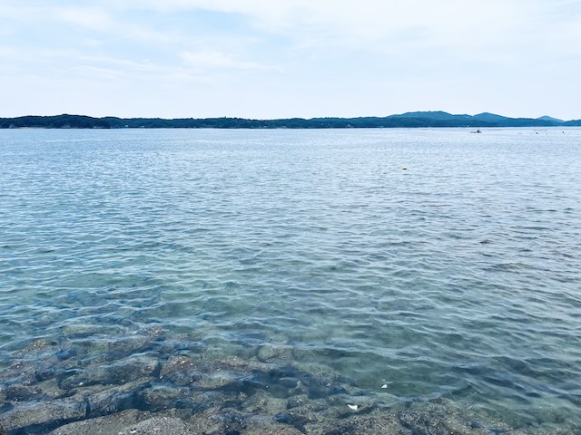 間崎ビーチの透き通った海