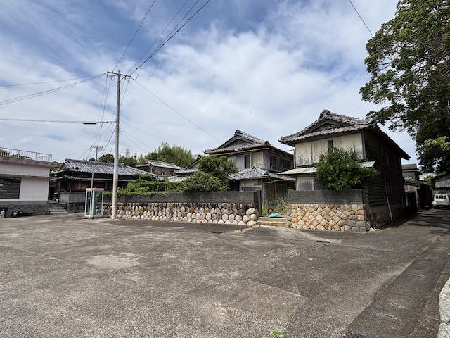 船着場近くに建つ立派な空き家