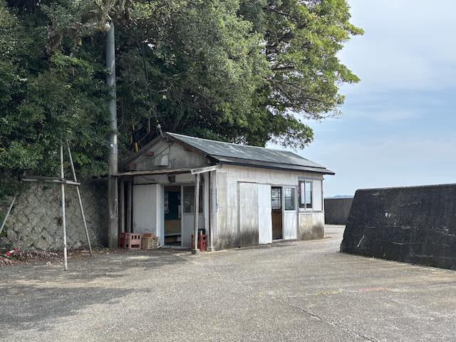 間崎島の船待合所
