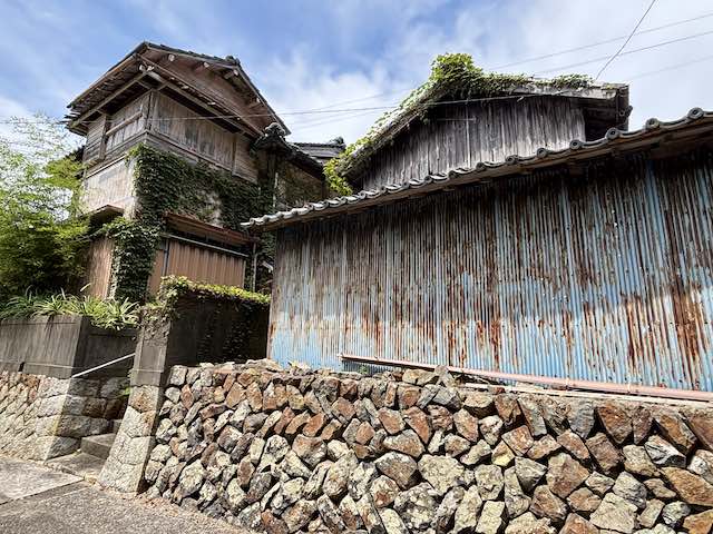 間崎島の静かな路地