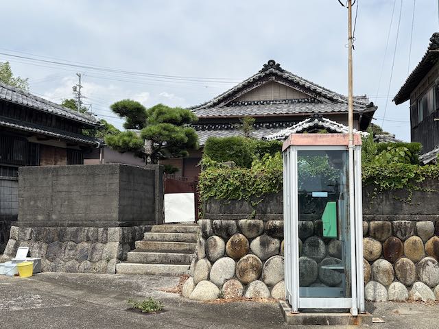 船着場近くに残る公衆電話