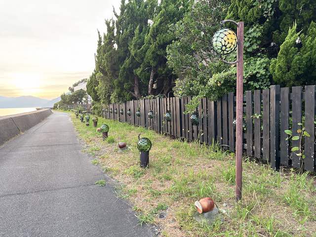 海沿いにビン玉が並ぶビン玉ロードの遊歩道