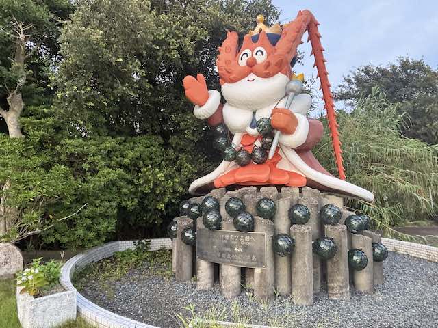 ビン玉のネックレスを身につけた伊勢えび大王像