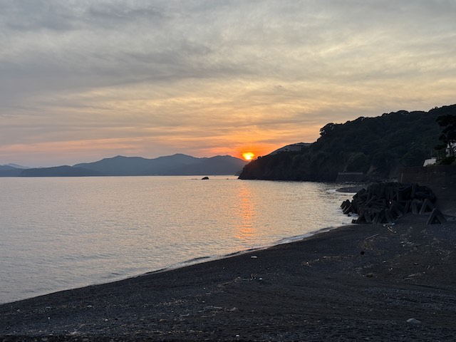 日没直前のビン玉ロードから望む浜島の海と夕空