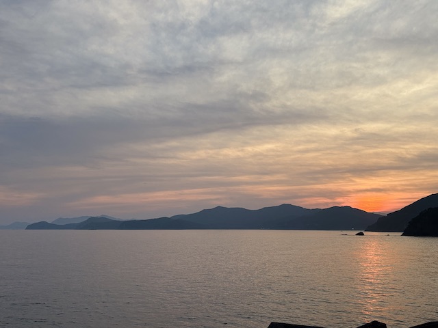 日没直後、夕焼けが海に映る浜島の海岸風景