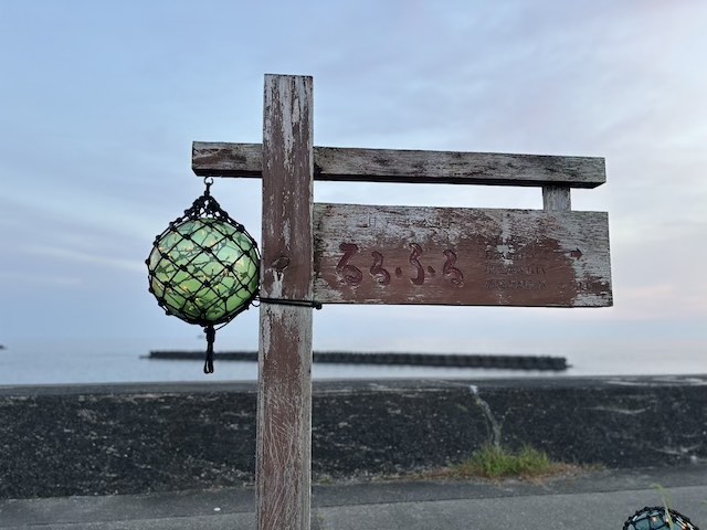 案内板のビン玉の灯がほのかに灯り始める光景