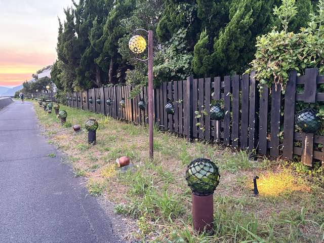 日没後に優しい灯りがともるビン玉ロード