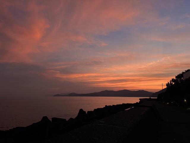 夕焼けの余韻が残る浜島の海と空の風景
