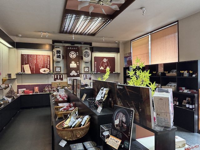 カクキュー八丁味噌の店内