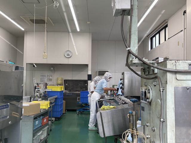 カクキュー工場で味噌を袋詰めする作業