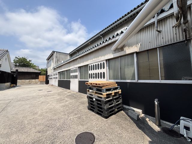 旧東海道に面したまるや八丁味噌の建物