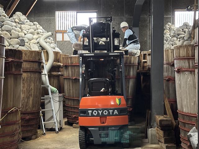 親方と若い職人による石積み作業