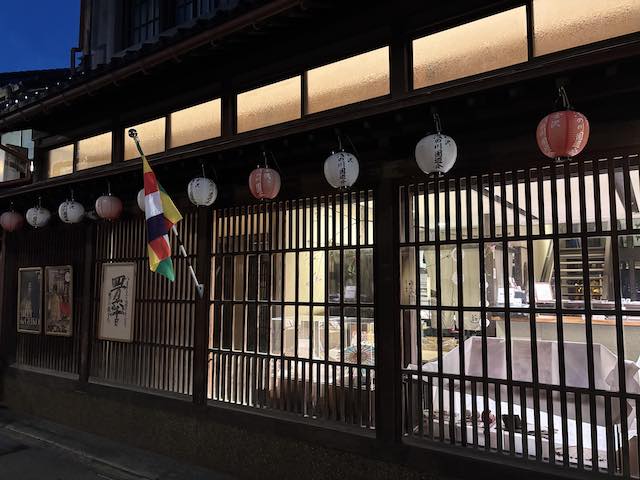 前夜の五色の旗と四万六千日の貼り紙