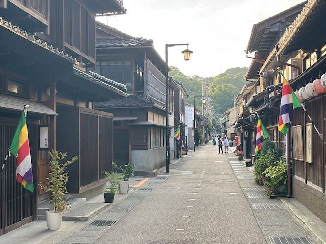 四万六千日当日の朝の町並み