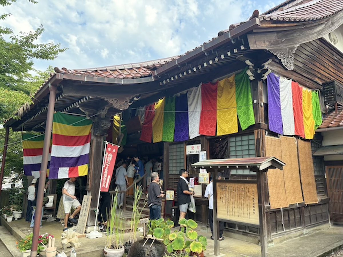 長谷山観音院の四万六千日に掲げられた五色の幕