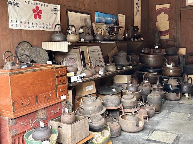 金屋町の軒先に並ぶ鉄瓶や鋳物製品