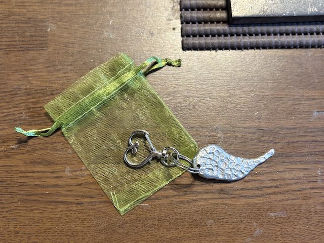 金具を取り付けて完成した錫のキーホルダー