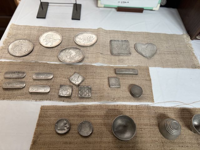 鋳物工房利三郎の錫鋳物体験で作る作品見本