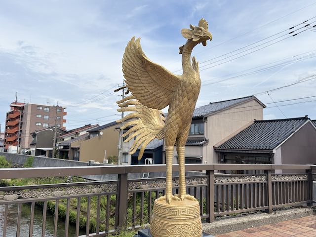 鳳鳴橋の欄干に向かい合う金色の鳳凰
