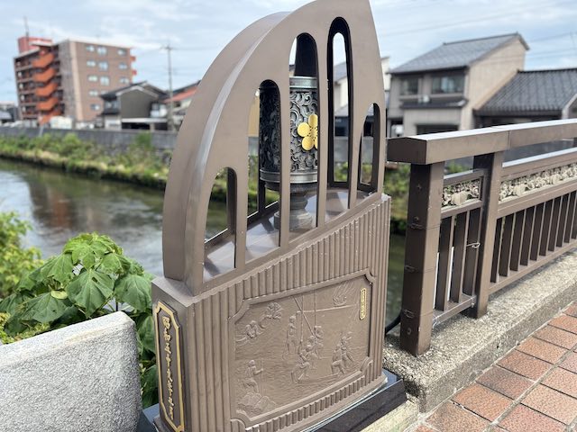 鳳鳴橋の欄干に施された梅鉢紋