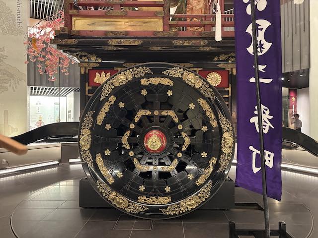 二番町御車山の黒漆塗りの車輪と金具装飾