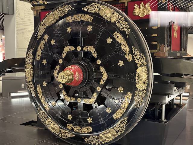 金色の梅鉢紋が輝く二番町御車山の車輪