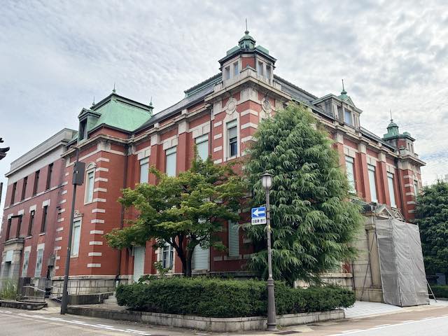 山町筋に建つ旧高岡共立銀行本店の赤レンガ建築