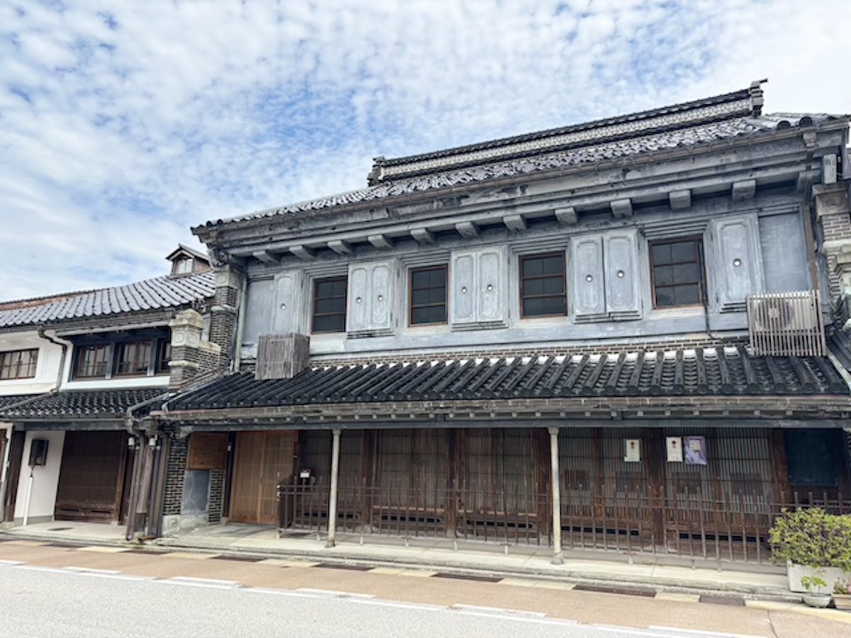 土蔵造りの商家が残る高岡市山町筋の町並み
