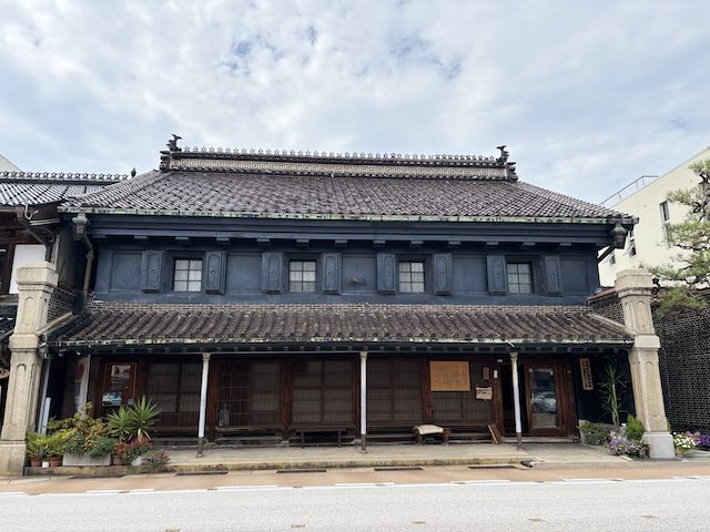高岡市山町筋に残る土蔵造りの菅野家住宅