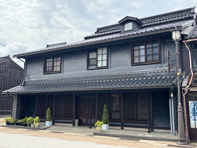 土蔵の扉を生かした窓が残る山町筋の建物