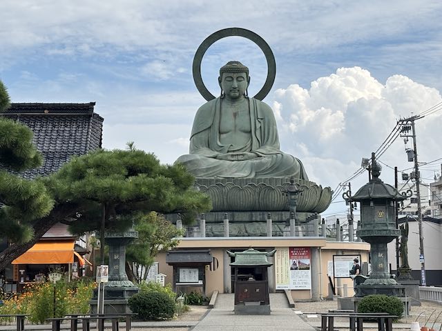 高岡の町なかに建つ高岡大仏