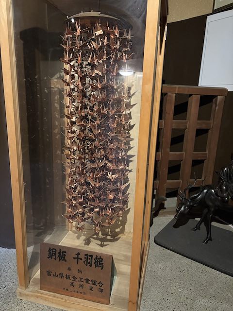高岡大仏の内部に飾られた銅板の千羽鶴