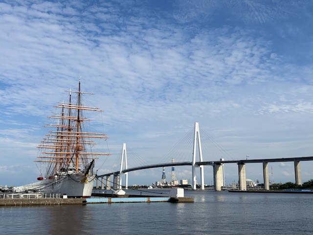 海王丸パークから望む帆船海王丸と新湊大橋