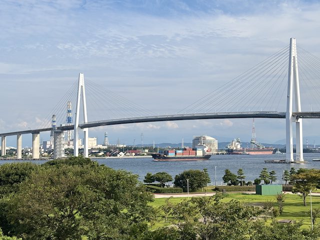 新湊大橋の下を通り富山新港を進む貨物船