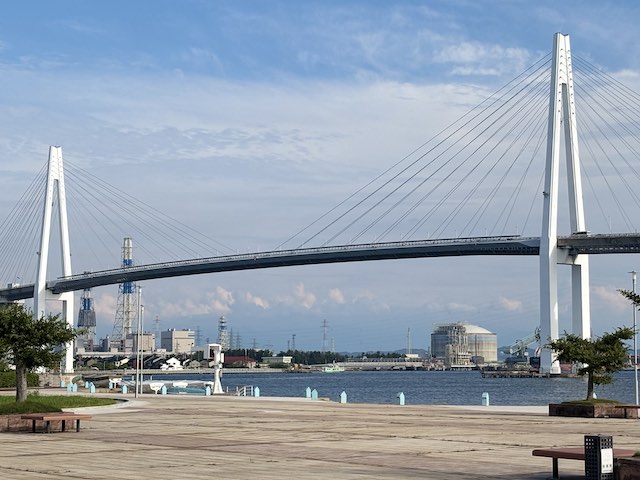 海王丸パークから望む青空の下の新湊大橋